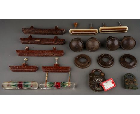 A bag of assorted brown bakelite and decorative plastic door and cupboard handles, comprises three pairs, a set of three Art 
