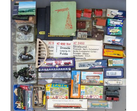 A tray of plastic HO and smaller scale houses, A tray of mainly Marklin metal HO scale railway wagons and coaches for restora