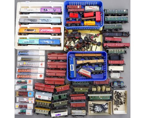Marklin HO scale Continental Bogie covered Wagons x 4 in original poly base.  Would benefit from a clean + a quantity of Mark