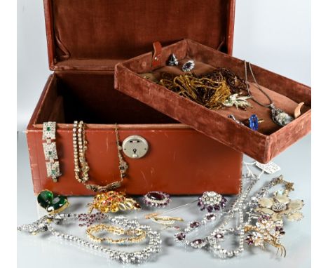 A leather jewel case containing a collection of vintage paste, crystal and other jewellery items 
