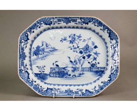 An 18th century Chinese export Blue and white octagonal serving platter, Qianlong period (1736-95) Qing dynasty, painted with
