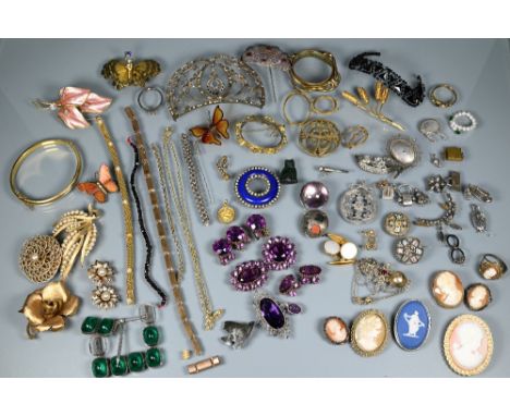A collection of antique and vintage jewellery items including brooches, various components, rolled gold bangle, pendants etc 