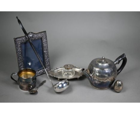 An Edwardian silver inkstand with cut glass bottle, Birmingham 1905, an ovoid pepper,&nbsp;Thomas Johnson II, London 1883 and
