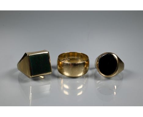 Three 9ct yellow gold rings comprising a signet ring set square bloodstone, size R; an oval signet ring, set black onyx, size