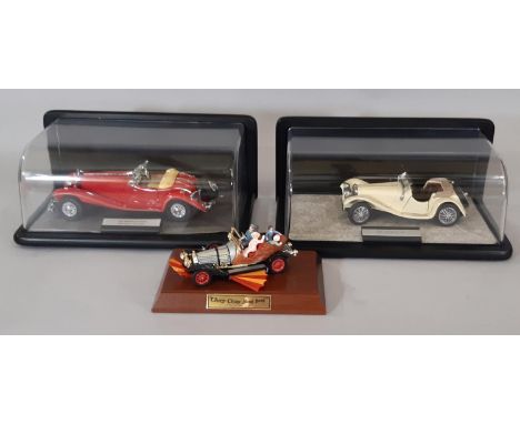 Two 1:24 scale models of classic cars by Franklin Mint including the Mercedes 500 K Special Roadster and The Jaguar SS-100 (A