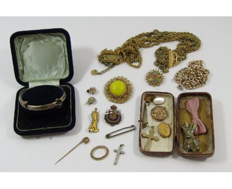 Collection of costume jewellery to include a 9ct brooch mount set with seed pearls (af), a yellow metal stick pin, Aesthetic 