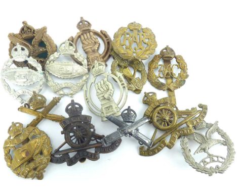 Fourteen military cap badges to include the Machine Gun Corps, Royal Tank Regiment, Tank Corps (1917), Royal Armoured Corps, 