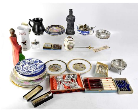 A quantity of mixed ceramics to include Chokin plates, various decorative wall plates to include a ribbon example, a retro Cr