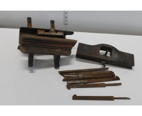 Two vintage moulding planes 