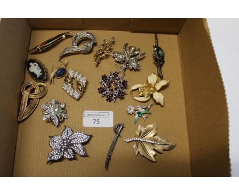 Selection of vintage costume broches 