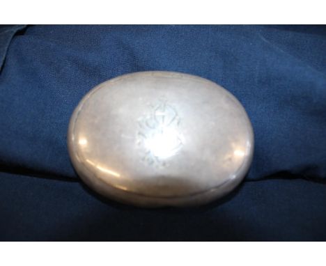 A hallmarked silver snuff box (74 grams) 