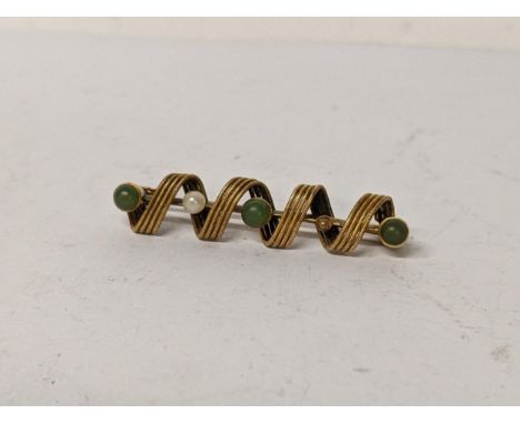 A yellow metal jade and seed pearl brooch, 3.1g.Location: 