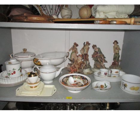 A mixed lot of ceramics to include a Caverswall tureen and ladle, Royal Doulton plates, Continental Capodimonte figurines, al