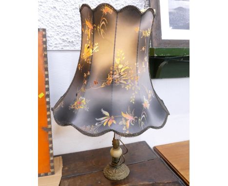 Brass and marble column lamp base with oriental style shade, 80 cm high  