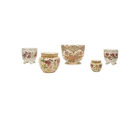 ZSOLNAY Konvolut 5 Cachepots, 20. Jhd.: Cachepots in verschiedenen Formen und Dekoren, reiche Goldstaffage, H. ca. 10-23cm. L