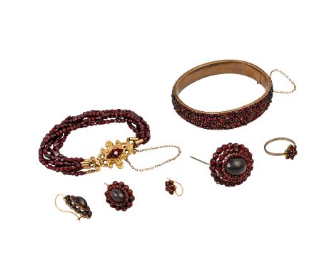 Konvolut Granatschmuck, bestehend aus Armreif, Armband, Brosche, Paar Ohrringen, einzelnem Ohrring und Ring Weite 56, Metall 