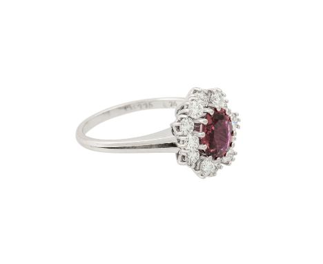 Ring mit Rubin, oval facettiert, ca. 1,15 ct (punziert) und Brillanten von zus. ca. 0,76 ct (punziert), gute Farbe und Reinhe