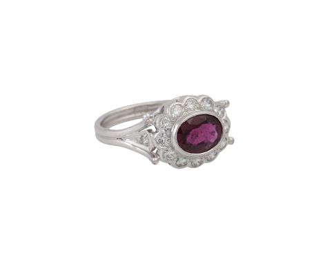 Ring mit ovalem Rubin ca. 1,6 ct und Brillanten zus. ca. 0,36 ct, ca. LGW (I-J)/VS, WG 14K, 3,7 g, RW: 51, 2. H. 20. Jh., lei