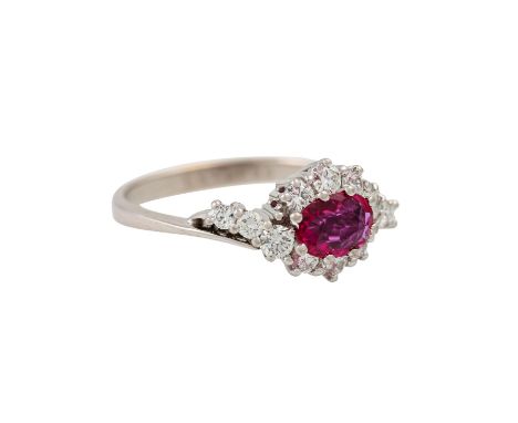 Ring mit Rubin und Brillanten von zus. ca. 0,51 ct (punz.), gute Farbe u. Reinheit, Rubin ca. 0,59 ct (punz.), WG 14K, 3,6 gr