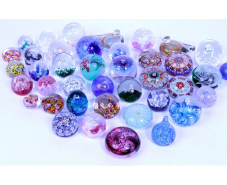 A COLLECTION OF CAITHNESS AND OTHER GLASS PAPERWEIGHTS