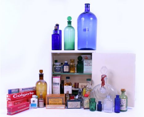 A COLLECTION OF VINTAGE MEDICINE BOTTLES to include blue glass medicine bottles and further medicine packets and containers t