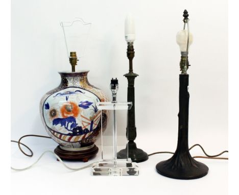 FOUR DECORATIVE TABLE LAMPS to include a Tiffany style example, a contemporary Japanese Imari baluster vase style lamp and tw