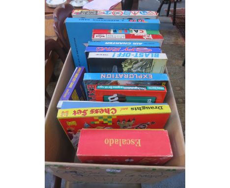 BOX CONTAINING VARIOUS VINTAGE BOARD GAMES, BAGATELLE BOARD AND  CASED DOMINOES 