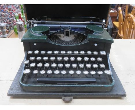 CASED VINTAGE 'ROYAL' TYPEWRITER 