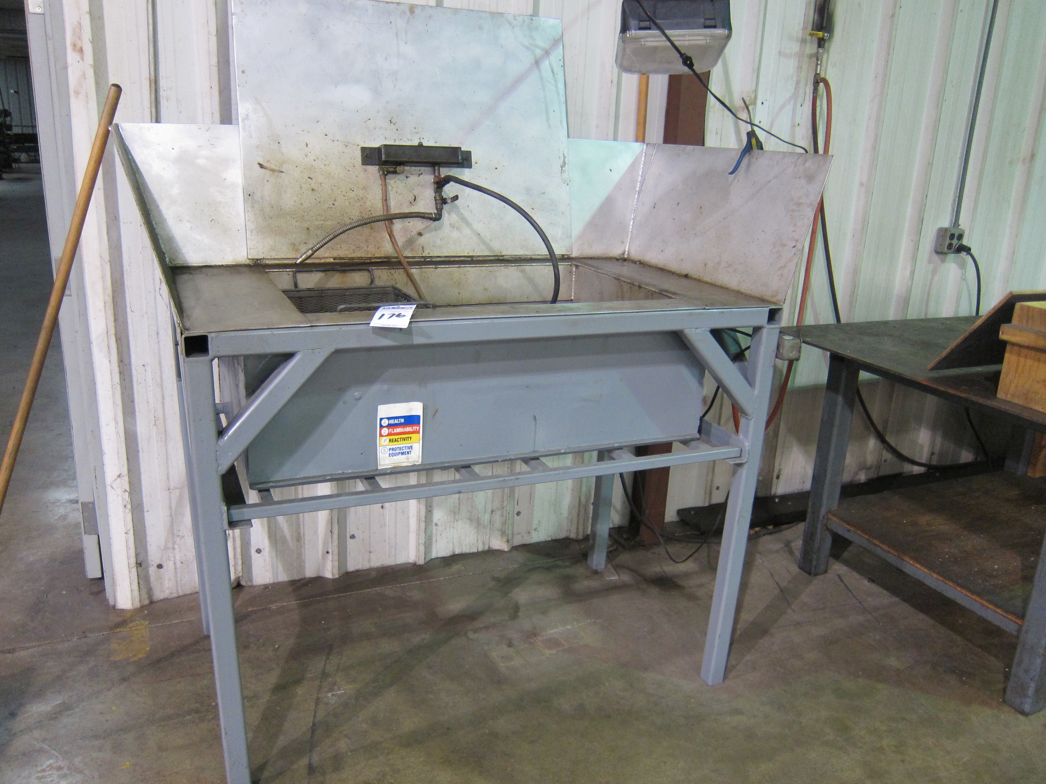 PARTS CLEANING TABLE W/ SINK