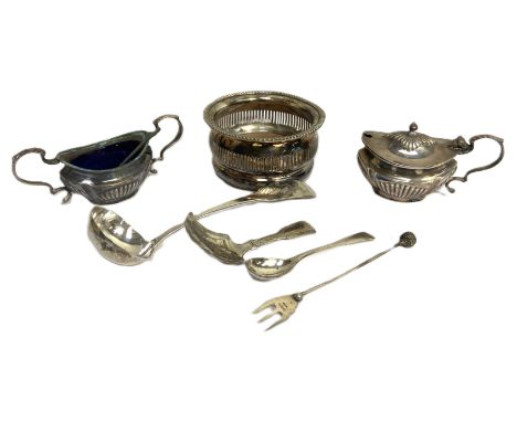 Assorted silver and plate, including a silver mustard pot, Birmingham 1953, a pierced fretwork wine coaster, caddy spoon, and