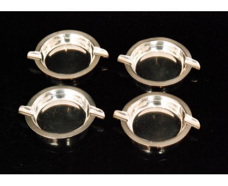 Four hallmarked silver circular ashtrays, each with engine turned border decoration, weight 5oz, diameter 8cm, Birmingham 195