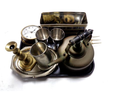 A tray of metal wares - brass ship's style clock, copper kettle, brass toasting fork, horse brasses etc 