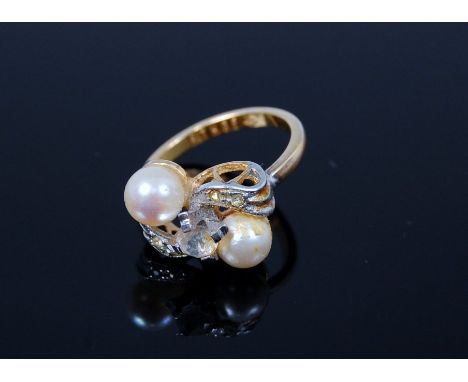 An 18ct gold, paste and faux pearl set dress ring, 3g, size K