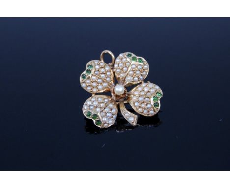 A modern 14ct gold, seed pearl and emerald set brooch, as a four leaf clover, 4.4g, 2.5cm