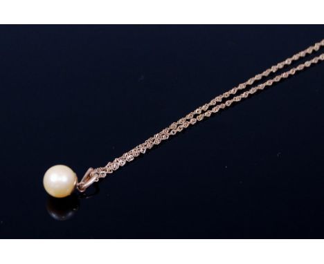 A cultured pearl pendant on 9ct gold finelink neck chain, 1.9g