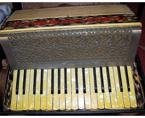 A mid 20th century Vibratone piano accordion (cased) 