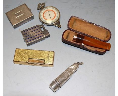 Mixed lo to include; Dunhill gilt metal lighter, cased cheroot holder with 9ct rim, one other lighter etc 