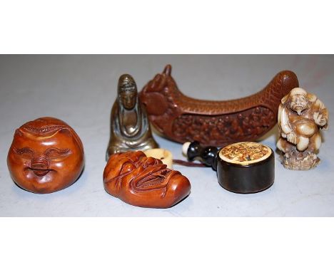 A mixed lot of various carved oriental items to include netsuke, scent bottle, etc