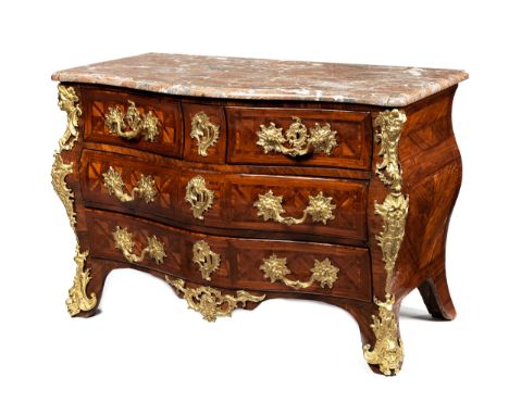 Dreischübige Louis XV-Kommode mit MarmorplatteHöhe: 85 cm.Breite: 131 cm.Tiefe: 70 cm. Frankreich, 18. Jahrhundert.Korpusaufb