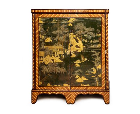 Chinoiserie-SchränkchenHöhe: 147 cm. Breite: 140 cm. Tiefe: 40 cm. Frankreich, 18. Jahrhundert.Holz, gefasst, lackiert. Über 