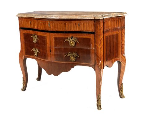 Kleine Louis XVI-KommodeHöhe: 58 cm.Breite: 112 cm.Tiefe: 50 cm. Frankreich, zweite Hälfte 18. Jahrhundert.In Bronzesabots st