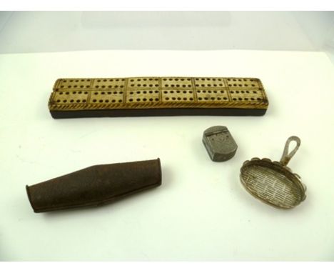 A 19TH CENTURY PRISONER OF WAR CRIBBAGE BOARD, bone laid on wood, 18cm x 3.5cm, together with a 19TH CENTURY DOUBLE ENDED STE