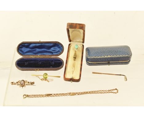 A SELECTION OF VARIOUS JEWELLERY comprising; a gold coloured metal scarf/tie pin fashioned as a golf putter with base metal p