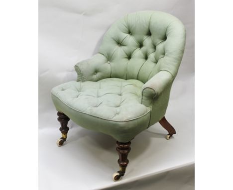 A VICTORIAN BUTTON BACK SALON CHAIR, having green fabric upholstery, on turned and fluted forelegs with castors 