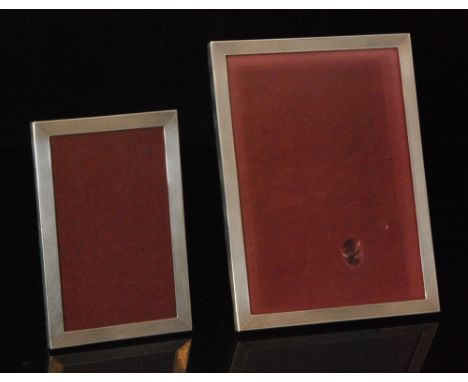 Two hallmarked silver rectangular easel photograph frames each with engine turned decoration, heights 20cm and 15cm, both Bir