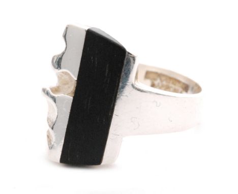A 1980s Lapponia silver abstract ring designed by Zoltan Popvitz, the shaped rectangular head with jagged edge and inset with