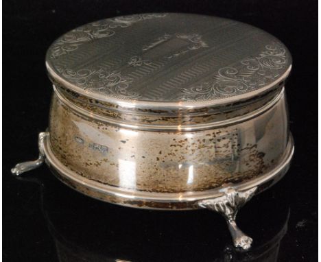 A hallmarked silver circular trinket box with engine turned decoration to hinged cover, diameter 9cm, Birmingham 1962, Broadw
