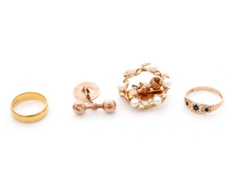 A small parcel lot of assorted jewellery to include a 22ct wedding ring, weight 5.2g, a pair of 9ct cufflinks and a ring, wei
