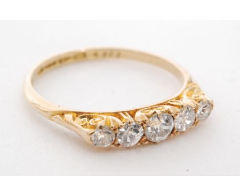 An early 20th Century 18ct hallmarked diamond five stone boat shaped ring, graduated old cut, claw set stones, ring size M 1/