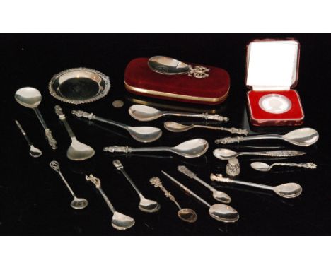 A small parcel lot of assorted hallmarked silver and white metal flat ware to include apostle spoons, continental examples, p